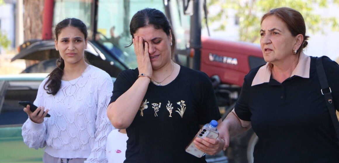Bolu'da banyodaki çamaşır makinesi alev aldı; anne ve iki çocuğu evden çıktı. Bolu Aktaş Mahallesi'nde banyodaki çamaşır makinesinden çıkan yangın sonrası ağlayan kadın ve itfaiye ekibi