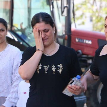Bolu Aktaş Mahallesi'nde banyodaki çamaşır makinesinden çıkan yangın sonrası ağlayan kadın ve itfaiye ekibi
