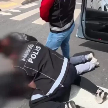 Çatalca'daki uyuşturucu operasyonunda 11 kilo 500 gram kokain ele geçirildi Çatalca'da narkotik ekiplerinin bir adres ve iki araca düzenlediği uyuşturucu operasyonu anı