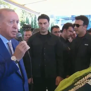 Cumhurbaşkanı Erdoğan, Fatma Zehra Önen'in cenaze namazı sonrası taziye dileklerini iletti. Cumhurbaşkanı Erdoğan, Barbaros Hayrettin Paşa Camii'ndeki cenaze töreninde aileye başsağlığı diliyor