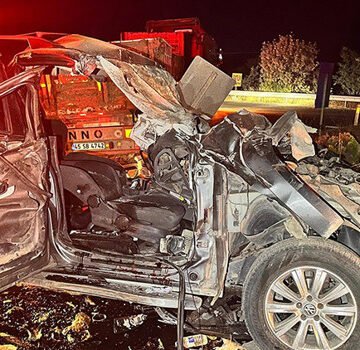 D300 karayolu Esenyazı Kavşağı'nda tır ile kamyonetin çarpıştığı gece kazası