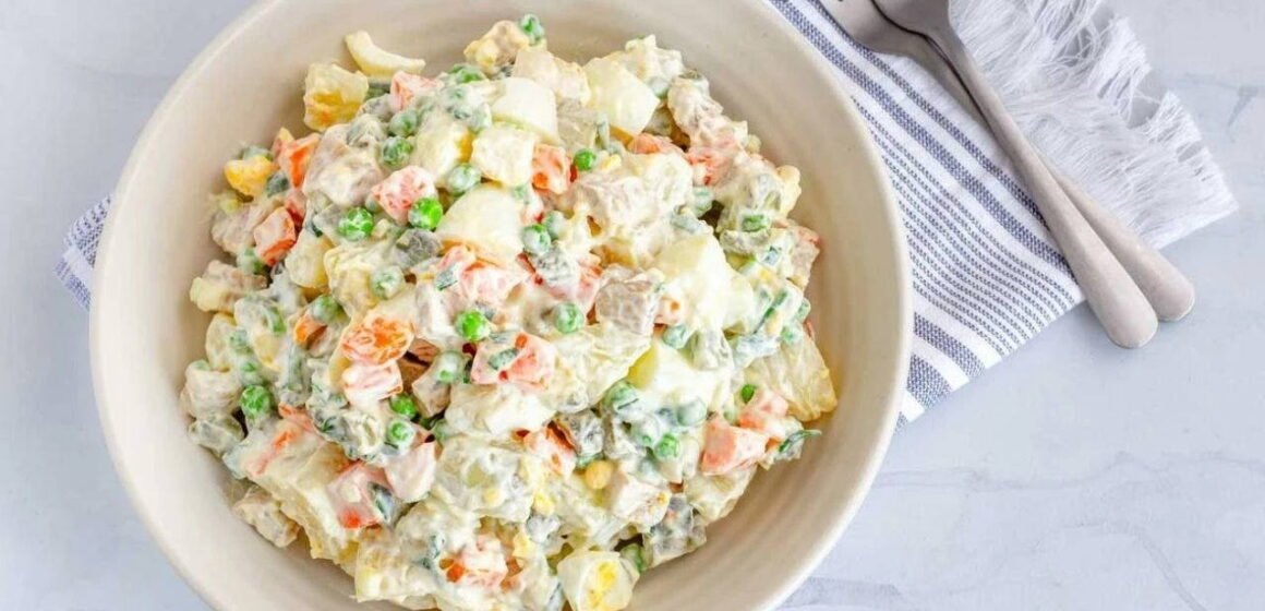 Mayonez ve süzme yoğurt sosuyla birleştirilen Rus salatası, servis öncesi kısa süre dinlendirilir. Derin kasede kornişon ve bezelyeyle hazırlanan Rus salatası