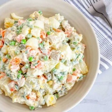 Derin kasede kornişon ve bezelyeyle hazırlanan Rus salatası