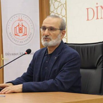 Prof. Dr. Orhan Çeker, ESAB Başkanı sıfatıyla çocuk yaşta nikâhı savunan açıklamalarıyla gündemde. ESAB Başkanı Orhan Çeker'in bir toplantıda konuşma yaptığı an