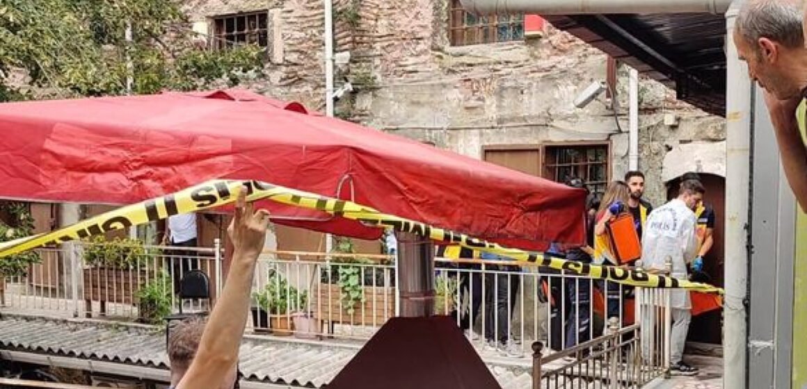 Fatih'teki döviz bürosu önünde polis ekiplerinin olay yeri incelemesi