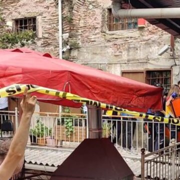 İstanbul Fatih'te bir döviz bürosunda çıkan silahlı kavganın ardından olay yerinde inceleme yapan polis ekipleri. Fatih'teki döviz bürosu önünde polis ekiplerinin olay yeri incelemesi