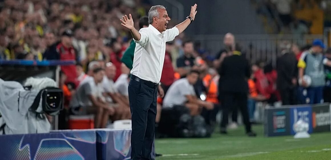Fenerbahçe Teknik Direktörü İsmail Kartal antrenman sahasında