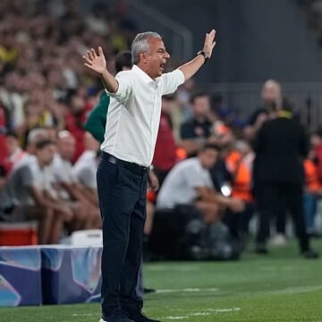 Fenerbahçe Teknik Direktörü İsmail Kartal antrenman sahasında