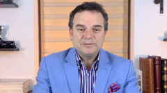 NTV'de 27 Ağustos'ta yayımlanan Yakın Plan programında Kemal Öztürk. Gazeteci ve yazar Kemal Öztürk'ün NTV yayınından bir görüntü