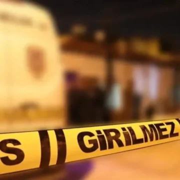 Gaziantep'in İslahiye ilçesinde 2 kişinin öldüğü, 3 kişinin yaralandığı silahlı kavganın ardından başlatılan soruşturma sürüyor. Gaziantep İslahiye'de silahlı kavga sonrası olay yerinde inceleme yapan jandarma ekipleri
