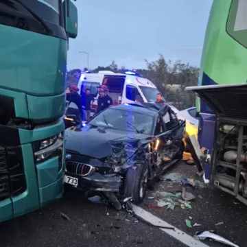 İstanbul-İzmir Otoyolu Kılıç Kavşağı Bursa istikametinde yaşanan zincirleme kazada 11 kişi yaralandı. İstanbul-İzmir Otoyolu'nda gece saatlerinde meydana gelen zincirleme kaza sonrası ekiplerin olay yerindeki müdahalesi