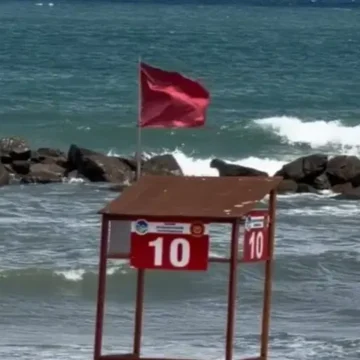 Poyraz nedeniyle Beykoz ve Sarıyer kıyılarında dalga boyu yükseldi. İstanbul Karadeniz kıyısında dalgalı deniz