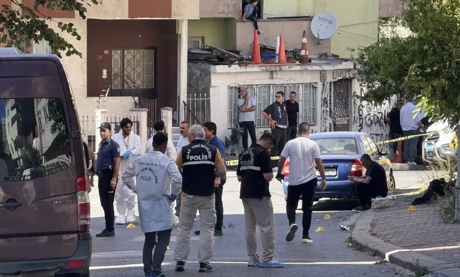 Maltepe Gülsuyu Mahallesi'nde yaşanan silahlı kavgaya ilişkin görüntü Maltepe Gülsuyu Mahallesi'nde silahlı kavga sonrası olay yeri