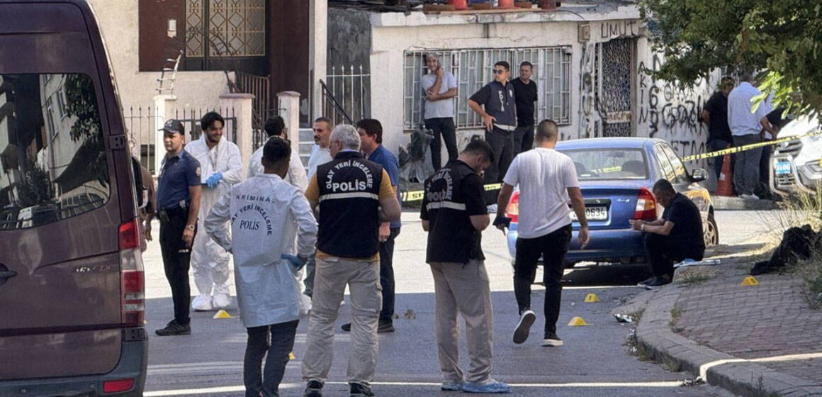 Maltepe Gülsuyu Mahallesi'nde meydana gelen silahlı saldırıya ilişkin olay yeri görüntüsü. Maltepe Gülsuyu Mahallesi'nde silahlı saldırı sonrası olay yeri