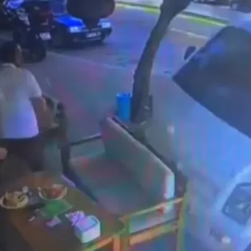 Manavgat'ta minibüsün kafeye çarptığı anların güvenlik kamerası görüntüsü