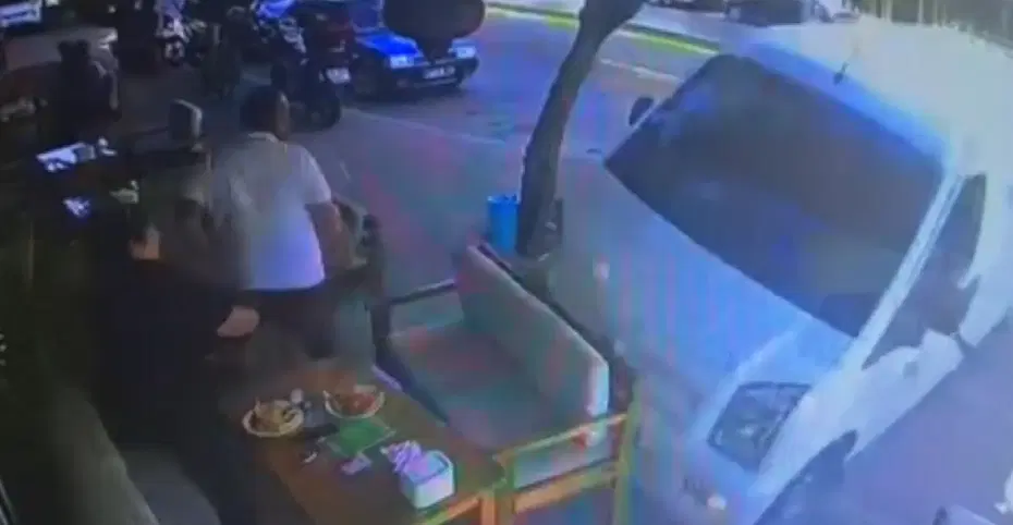 Güvenlik kamerasına yansıyan görüntülerde masadan kalkan kadın, üzerine gelen minibüsten son anda kurtuldu. Manavgat'ta minibüsün kafeye çarptığı anların güvenlik kamerası görüntüsü