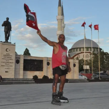 Murat Sağlam, 10 ülke geçtiği yolculuğunda Türkiye’ye ulaştı. Murat Sağlam’ın patenli yolculuğu sırasında çekilmiş bir kare