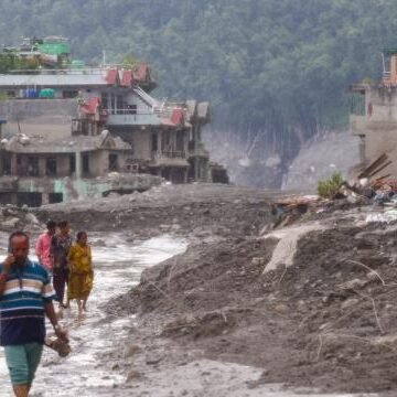BM, Nepal genelinde sel sonrası en az 2,2 milyon ton enkaz tespit edildiğini açıkladı. Nepal'de sel sonrası oluşan enkaz ve çamur birikintisi
