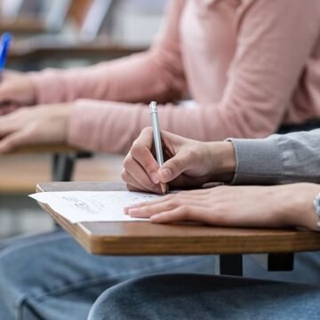 PISA 2022 matematik sorusu: kırmızı ve mavi üçgenlerden oluşan desenin ilk dört sırası