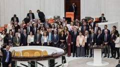 Çözüm sürecinin hukuki altyapısını oluşturan çerçeve yasa teklifi 10 Ağustos'ta Meclis'te kabul edildi. TBMM'de çerçeve yasa teklifinin görüşülmesine ilişkin haber fotoğrafı