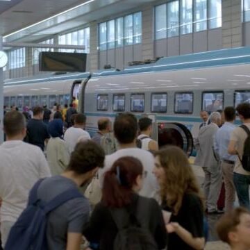 Satış ekranına eklenen Boş Yer Takip Butonu, dolu görünen seferlerde boşalan koltukları anlık bildiriyor. Trende bilet bulamayan yolculara yönelik Boş Yer Takip Butonu bulunan tren bilet satış ekranı