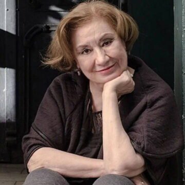 Gülsen Tuncer, Aşk-ı Memnu dizisindeki Arsen Hanım rolüyle tanınan usta oyuncu. Türk tiyatro ve sinema sanatçısı Gülsen Tuncer'in portre fotoğrafı