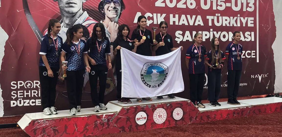 U15 Türkiye Şampiyonası’nda kupa alan Bartın Belediyesi Klasik Yay Bayan Takımı