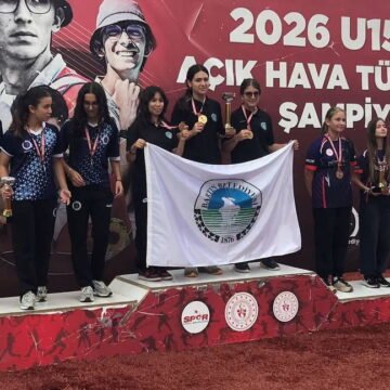 Bartın Belediyesi’nin üç genç okçusu, Düzce’deki U15 Türkiye Şampiyonası’nda Türkiye rekoru kırarak şampiyonluk kupasına uzandı. U15 Türkiye Şampiyonası’nda kupa alan Bartın Belediyesi Klasik Yay Bayan Takımı