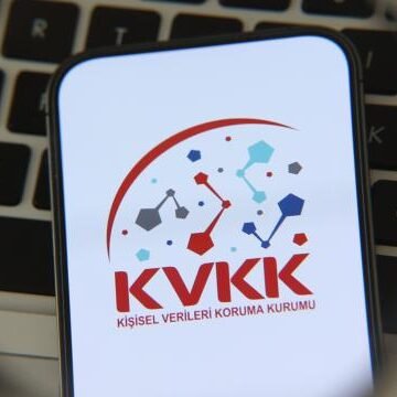 Uçak içi internet hizmetine erişim için yolculardan alınan açık rıza, KVKK denetiminde. Uçak kabininde yolcunun kablosuz ağa bağlandığı an