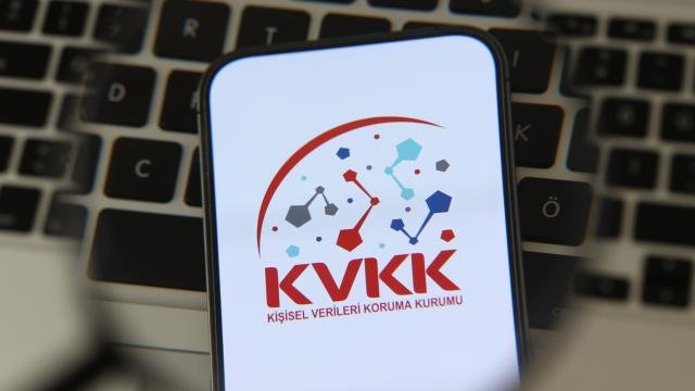 Uçak içi internet hizmetine erişim için yolculardan alınan açık rıza, KVKK denetiminde. Uçak kabininde yolcunun kablosuz ağa bağlandığı an