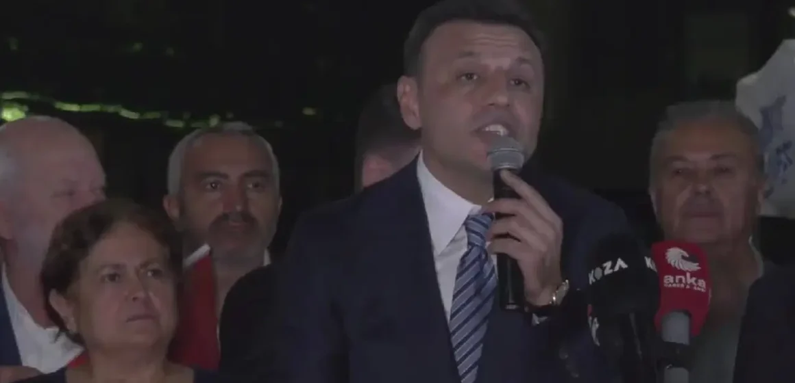 Üsküdar belediye binası önünde düzenlenen buluşmada kürsüde konuşan Özgür Çelik