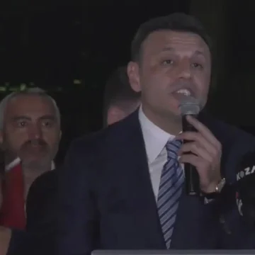Üsküdar belediye binası önünde düzenlenen buluşmada kürsüde konuşan Özgür Çelik