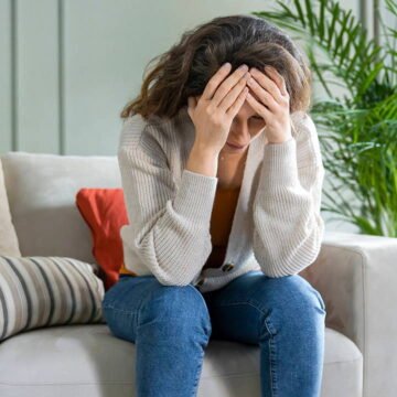 Yalnız kalınca gözyaşı döken bir kadının pencere önündeki silueti