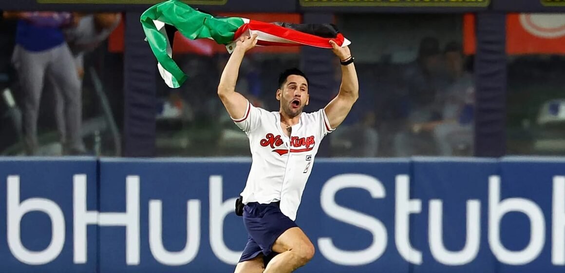 Yankees-Mets maçında Filistin bayrağıyla sahaya giren taraftarın güvenlik görevlilerince yakalandığı an
