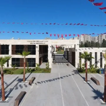 Yüreğir'de iki ayrı oylamada CHP'li aday kazandı; görev mahkeme kararıyla AKP'li adaya geçti. Yüreğir Belediyesi başkanvekili seçimi haber görseli