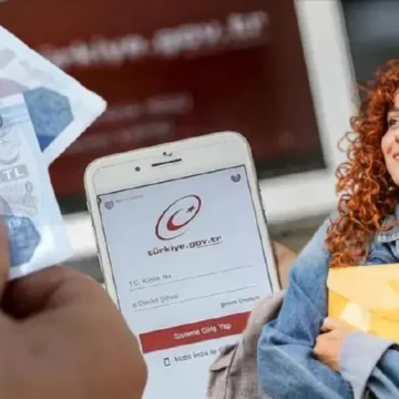 e-Devlet üzerinden KYK burs başvuru ekranını dolduran üniversite öğrencisi